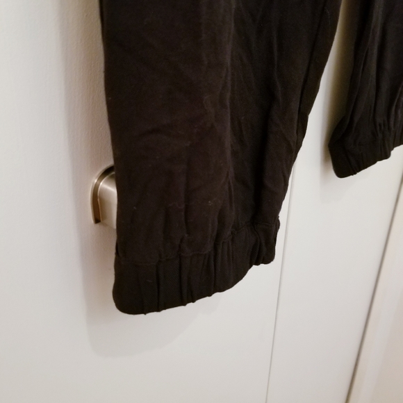 Talula Aritiza | Black Jogger Casual Dress Pants - Picture 5 of 7